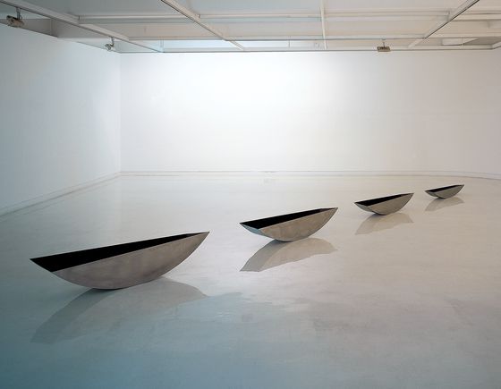 김인겸, Emptiness, 2004, Stainless-Steel and Stainless-Steel Mirror Black. 이 작품은 20년 전 대구 시공갤러리 전시에 4개만 설치됐으나 이번 전시에 5개 모두 함께 설치됐다. 촬영 김산. [사진 우손갤러리]