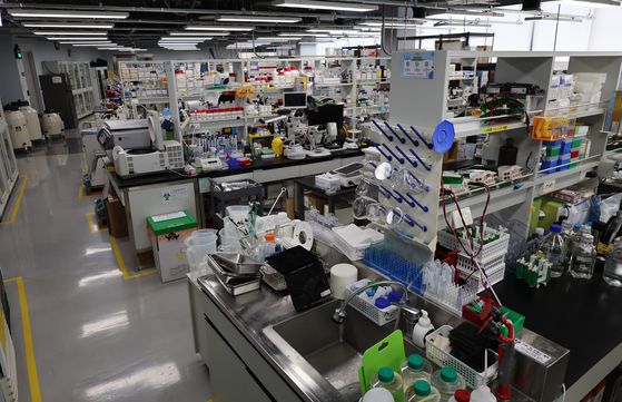 오픈랩(Open Lab) 형태의 연구실 내부를 견학하며 뇌 연구와 뇌 연구원의 업무에 대해 알아본 소중 학생기자단.