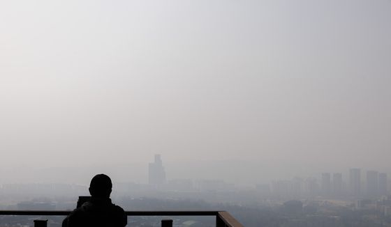 10일 서울 초미세먼지가 나쁨을 기록하는 가운데 남산을 찾은 시민들이 전망대에서 뿌연 대기에 잠긴 서울 시내를 바라보고 있다. 연합뉴스