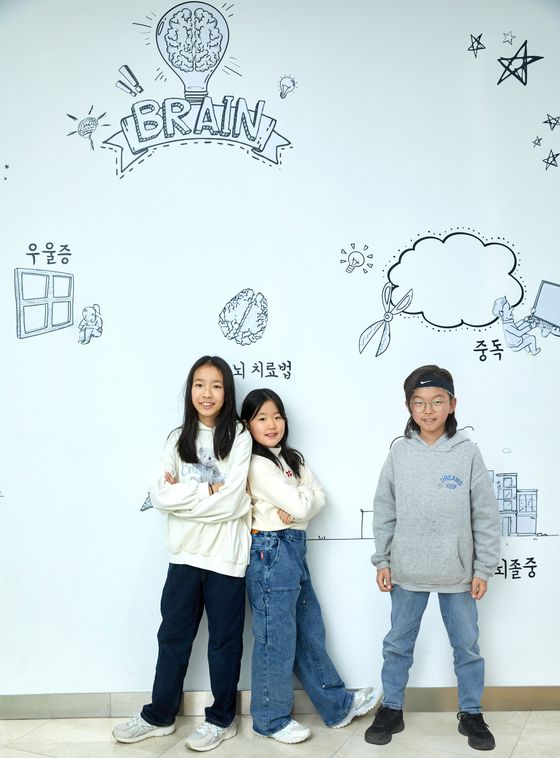 김연우·황지유·이한호(왼쪽부터) 학생기자가 뇌 연구가 우리 삶에 어떤 영향을 미치고, 뇌는 어떻게 연구하는지 알아보기 위해 한국뇌연구원을 찾았다.