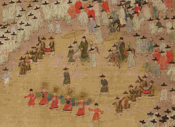 보존처리를 마친 8폭 병풍 '평안감사도과급제자환영도'(平安監司道科及第者歡迎圖)의 1폭(첫 장면)을 부분 확대한 모습. 가운데 말을 탄 두 사람이 장원급제자들로, 대동강을 건너 평양성으로 입성하기 위한 행렬 중이다.