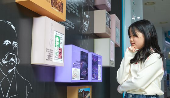 뇌과학관을 둘러보며 뇌과학에 대한 이해를 넓힌 소중 학생기자단.