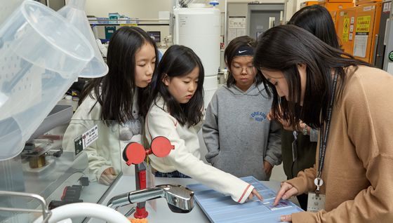 뇌자원 관리실에서 조직을 슬라이드 글라스에 올려놓고 진단별 염색을 한 자료도 살펴봤다.