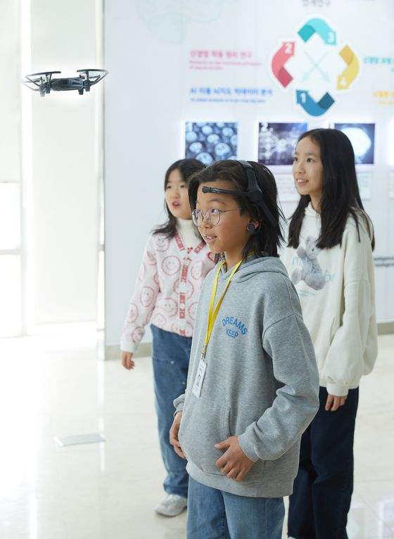 뇌파 드론을 체험 중인 이한호 학생기자. 헤드셋을 쓰고 정신을 집중하자 드론이 하늘로 떠올랐다.