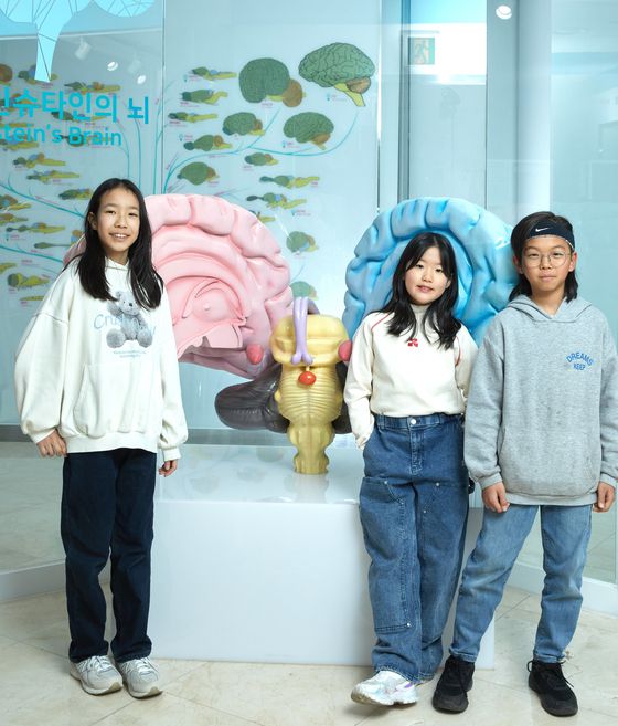 뇌과학관에 있는 모형을 통해 대뇌 속 여러 부위를 관찰하고 만져보며 뇌와 가까워지는 시간을 가졌다.