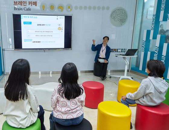 김상연 대외협력센터 센터장에게 한국뇌연구원이 어떤 곳인지 설명을 듣고 있는 소중 학생기자단.