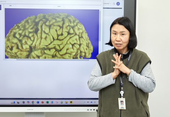 류연진 한국뇌은행 선임연구원이 뇌은행의 역할과 뇌 연구 자원의 확보·보존·관리 및 활용에 관해 설명하고 있다.