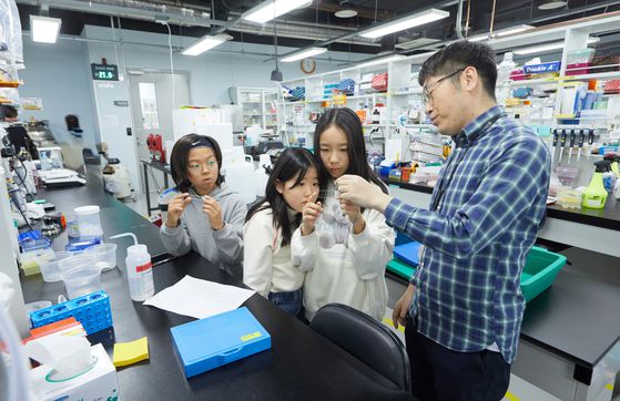 소중 학생기자단이 뇌세포를 표본해 놓은 슬라이드 글라스를 살펴보고 있다.