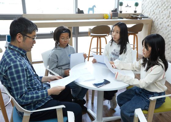 김주현 선임연구원에게 궁금한 점을 질문하고 있는 소중 학생기자단.