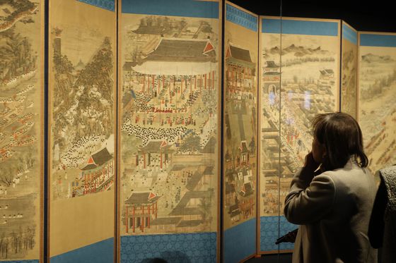 10일 서울 용산구 리움미술관에서 열린 국외소재 문화유산 보전처리 특별전 언론공개회에서 참석자들이 전시물을 살펴보고 있다. 연합뉴스