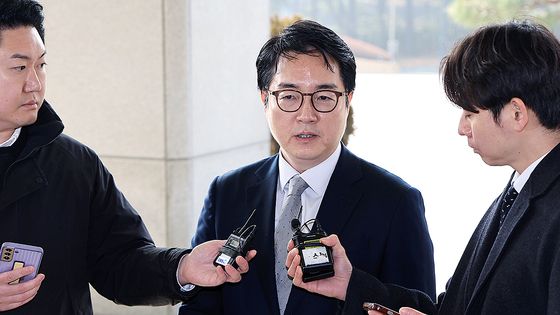 법원의 구속취소 청구 인용으로 석방된 윤석열 대통령이 8일 오후 서울 용산구 한남동 대통령 관저 앞 지지자들에게 인사하고 있다. 뉴스1