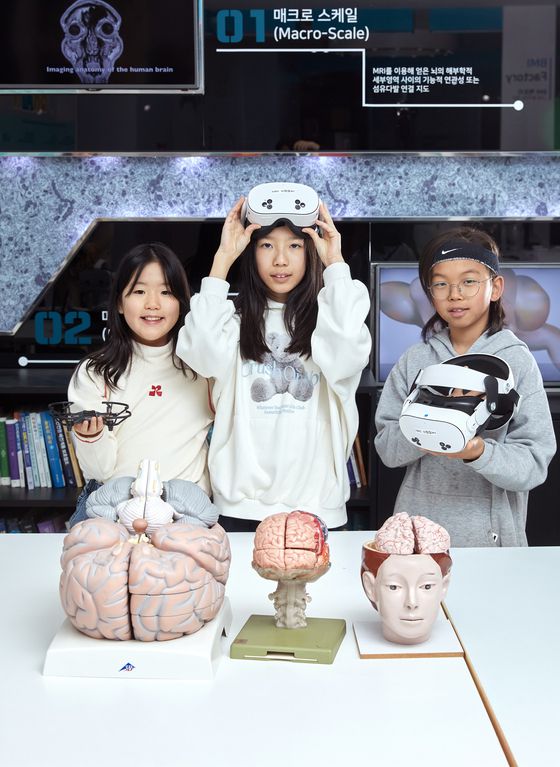 황지유·김연우·이한호(왼쪽부터) 학생기자가 뇌 연구는 무엇이고, 뇌 연구는 왜 필요한지 알아보기 위해 한국뇌연구원을 찾아 머릿속 탐험을 해봤다.