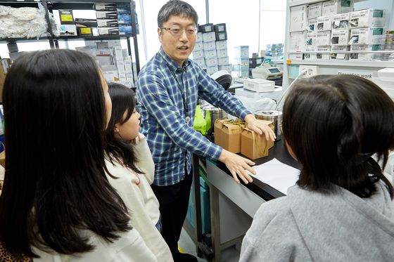 김주현 정서·인지질환 연구그룹 선임연구원과 연구실을 둘러본 후 뇌와 뇌 연구에 대해 궁금한 점을 알아보는 시간을 가졌다.