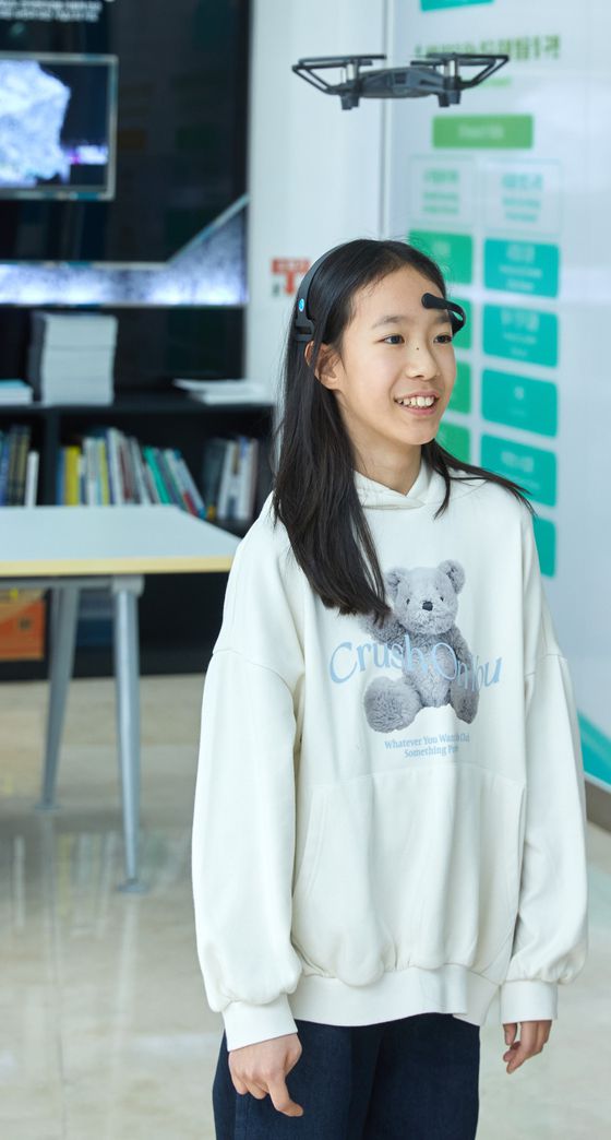 뇌파 드론 체험을 하며 신기해하고 있는 김연우 학생기자.