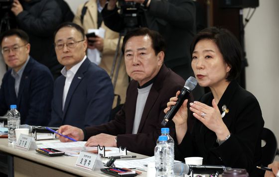 오영주 중소벤처기업부 장관이 12일 경기 화성 ㈜지제이알미늄에서 열린 '美 철강·알루미늄 관세 부과에 따른 수출 중소기업 현장 간담회'에서 모두발언을 하고 있다. 사진 중소벤처기업부