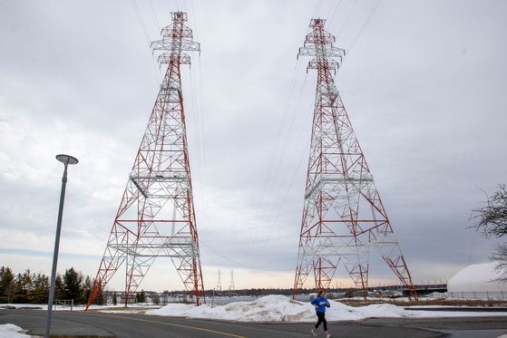 캐나다 온타리오주에 있는 발전소 인근에 미국으로 전기를 수출하는 송전탑이 있다. 로이터=연합뉴스