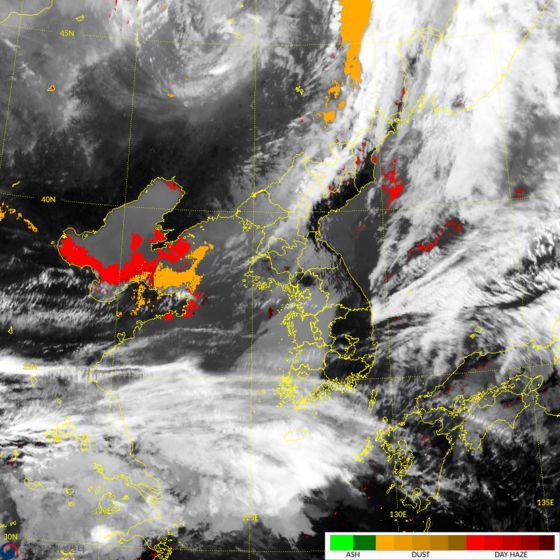 12일 오전 10시 황사(노란색 영역)가 서해 상공으로 이동하는 모습이 천리안 2A호 위성에 포착됐다. 기상청 제공