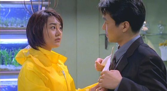 영화 '쉬리'에서 남파간첩 명현(김윤진, 왼쪽)은 국정원 요원 중원(한석규, 오른쪽)과 사랑에 빠지는 비운의 여인이다. 사진 삼성전자