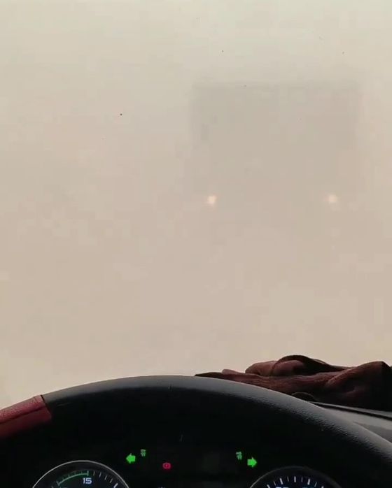 중국 신장자치구 지역의 한 도로에 앞 차량이 보이지 않을 정도로 강력한 모래 폭풍이 덮쳤다. SNS캡쳐