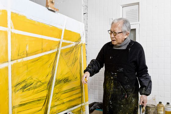 ‘100살 현역 화가’로 불렸던 김병기의 생전 모습. 그는 1965년 상파울루 비엔날레 커미셔너이자 심사위원으로 활약했다. [사진 가나아트센터]