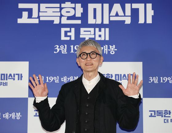 영화 '고독한 미식가 더 무비'에서 연출과 주연을 맡은 마쓰시게 유타카가 13일 서울 용산CGV에서 열린 기자 간담회에서 포즈를 취하고 있다.  사진 연합뉴스