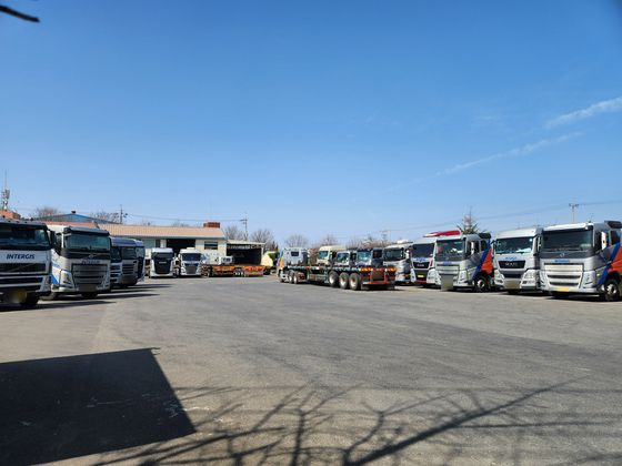 12일 오후 경북 포항시 남구 포항철강산업단지 현대제철 포항2공장 인근에 노동조합이 경영악화와 고용불안에 대해 항의하는 내용의 현수막을 걸어둔 모습. 김정석 기자