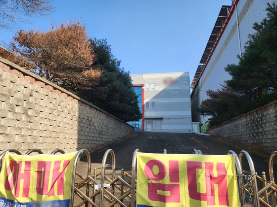 12일 오후 경북 포항시 남구 포항철강산업단지 도로에 대형 화물차들이 주차돼 있다. 김정석 기자