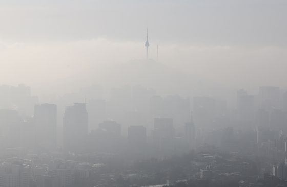 중국발 황사가 유입돼 전국에 미세먼지 농도가 '나쁨' 수준을 보인 13일 경기도 수원시청 인근 전광판에 미세먼지 관련 정보가 표시되고 있다. 뉴시스