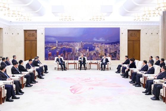 12일 자오러지(사진 가운데) 중국 전국인민대표대회 상무위원장이 양회(전인대와 전국정협)를 취재 보도한 관영매체 대표단을 격려하고 있다. 신화=연합뉴스