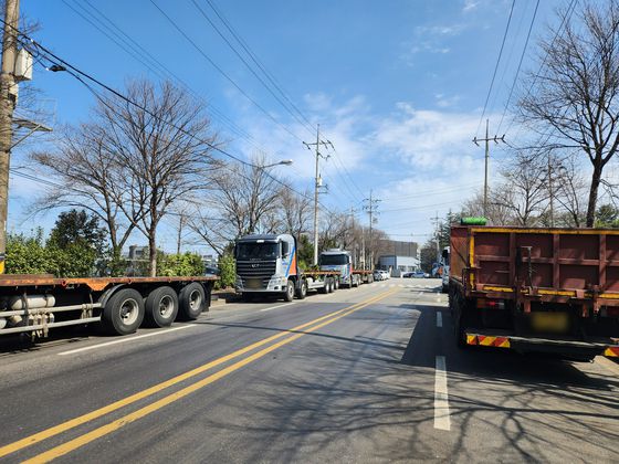 12일 오후 경북 포항시 남구 포항철강산업단지 한 운송업체 주차장에 일감을 얻지 못한 화물차들이 주차돼 있다. 김정석 기자