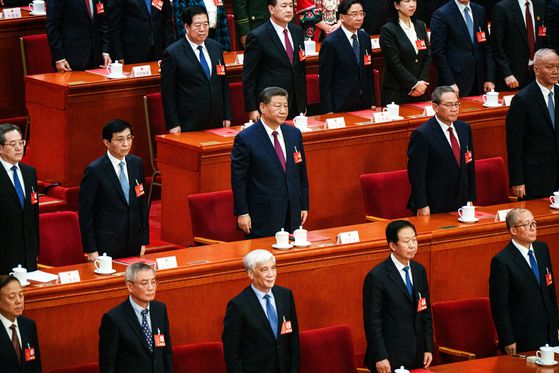 지난 11일 오후 베이징 인민대회당에서 열린 올해 전국인민대표대회 폐막식에서 시진핑(중앙) 중국 국가주석 및 정치국 상무위원들이 국가를 부르고 있다. 이날 서열 3위 자오러지 전인대 위원장은 호흡기 감염을 이유로 불참했다. 타스