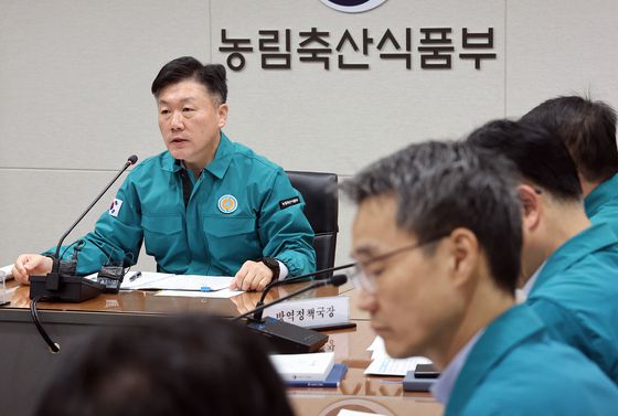 박범수 농림축산식품부 차관이 14일 정부세종청사 농식품부 재난상황실에서 전남 영암군의 한 한우농가에서 구제역이 발생한 것과 관련한 구제역 중앙사고수습본부 회의를 주재하고 있다. [연합뉴스]