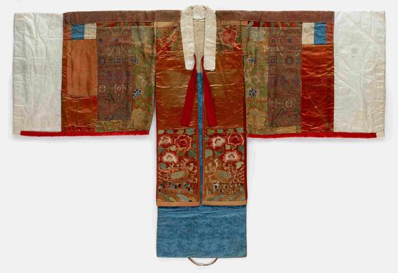 미국 피바디에섹스박물관 소장품인 조선 활옷이 보존처리 되기 전 앞모습. 오염과 탈색, 옷감 마모 등이 뚜렷했다. 사진 국외소재문화유산재단