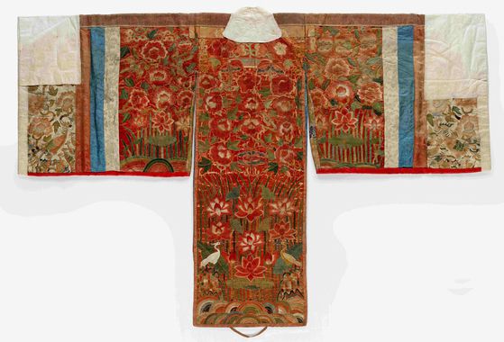 미국 피바디에섹스박물관 소장품인 조선 활옷이 보존처리 되기 전 뒷모습. 오염과 탈색, 옷감 마모 등이 뚜렷했다. 사진 국외소재문화유산재단