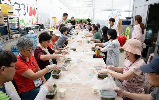 충남도는 '2025~2026 충남 방문의 해'를 맞아 주요 관광지를 개발하는 사업을 추진 중이다. 2023년 충남 금산에서 열린 일주일 살아보기 프로그램 참가자들이 즐거운 시간을 보내고 있다. [사진 충남도]