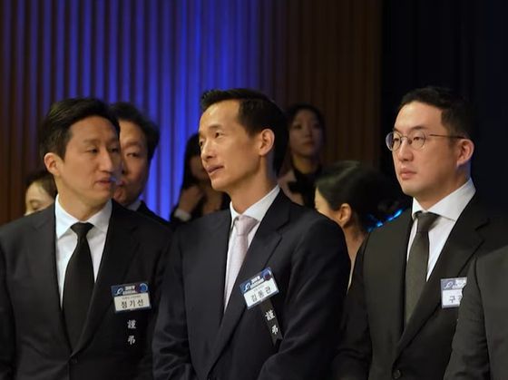 지난 1월 3일 서울 중구 대한상공회의소에서 열린 2025년 경제계 신년회에서 정기선 HD현대 수석부회장(왼쪽 첫째)과 김동관 한화그룹 부회장(왼쪽 둘째)이 이야기를 나누고 있다. 왼쪽 셋째는 구광모 LG그룹 회장. 유튜브 캡처