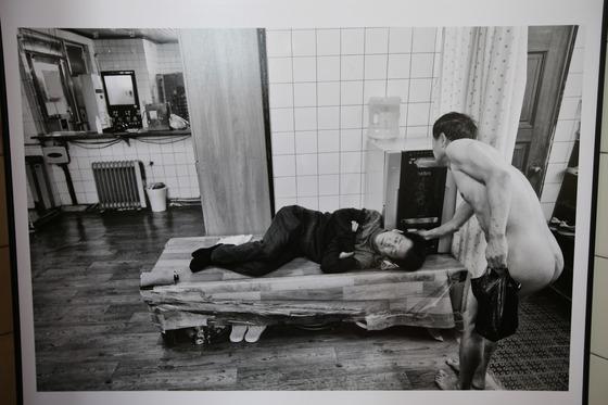 2016년 부산 수영구의 대중목용탕인 광민탕 폐업을 앞두고 이곳의 단골이던 사진작가 손대광씨의 사진전'다 때가 있다'가 열렸다. 광민탕에서 촬영한 7천장의 중 선별한 80여점 가운데 하나다. 중앙포토.