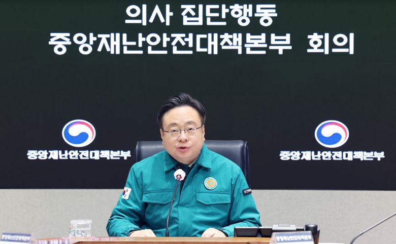 조규홍 보건복지부 장관(중앙재난안전대책본부 제1차장)이 14일 서울 종로구 정부서울청사에서 열린 의사 집단행동 중앙재난안전대책본부 회의에서 모두발언을 하고 있다. 뉴스1