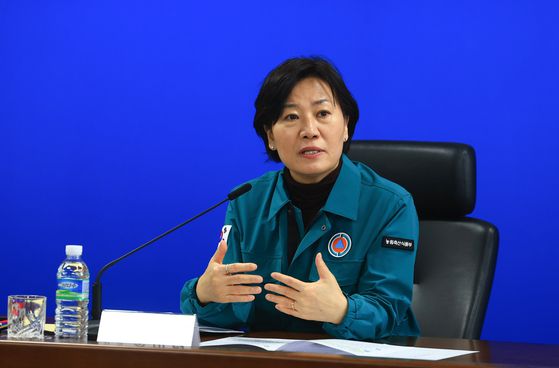 송미령 농림축산식품부 장관이 17일 전남도청 가축방역 상황실에서 전라남도의 구제역 방역관리 상황점검을 하고 있다. [연합뉴스]