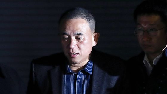 명태균 씨가 지난해 11월 14일 오후 공천을 대가로 정치자금을 주고받은 혐의(정치자금법 위반)로 경남 창원시 성산구 창원지방법원에서 열린 구속 전 피의자 심문(영장실질심사)을 마친 후 대기 장소인 창원교도소로 가기 위해 호송차로 이동하고 있다. 뉴스1