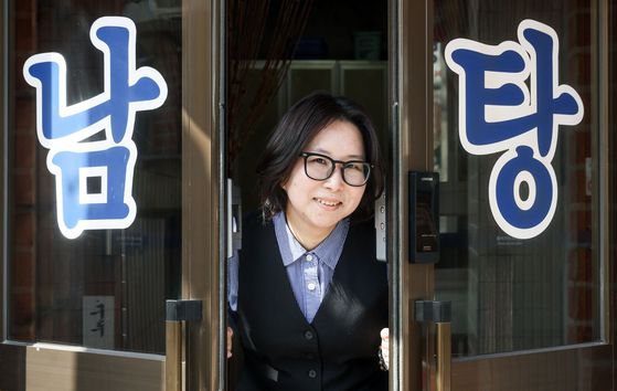 '씻는다는 것의 역사'를 펴낸 이인혜 전 국립민속박물관 학예사가 14일 오후 서울 종로구 국립민속박물관 추억의 거리 ‘장수탕’에서 인터뷰를 위해 익살스러운 포즈를 취했다. 김성룡 기자