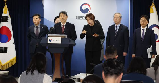 이주호 부총리 겸 교육부 장관이 의과대학 선진화를 위한 총장협의회 회장단 양오봉 전북대 총장, 이해우 동아대 총장, 한국의과대학의학전문대학원협회 이종태 이사장 등과 7일 서울 종로구 정부서울청사에서 학생 복귀 및 의대교육 정상화 브리핑을 하고 있다. 연합뉴스