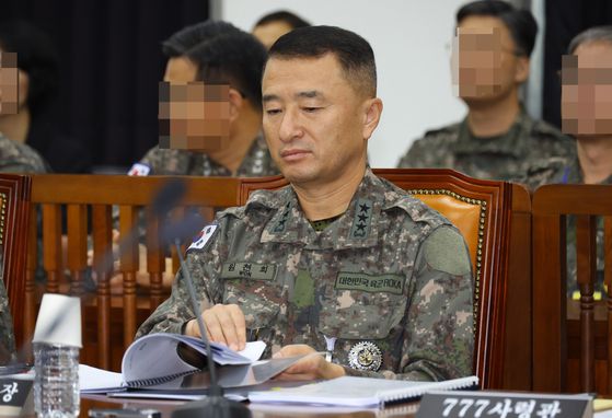 지난해 10월 30일 서울 여의도 국회에서 열린 정보위원회 국정감사에 출석한 원천희 국방정보본부장이 자료를 검토하고 있다. [국회사진기자단]