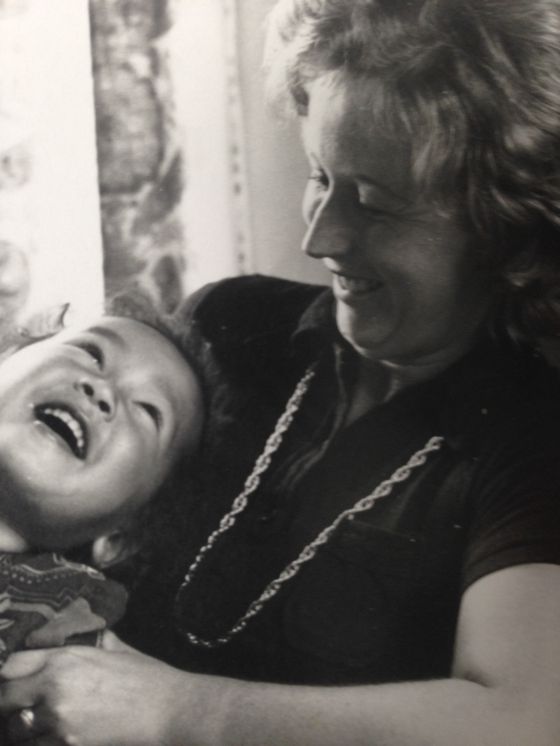 1972년 노르웨이로 입양된 앨리스 앤더슨(53)이 어린 시절 자신의 노르웨이 양어머니와 찍은 사진. 사진 앨리스 앤더슨