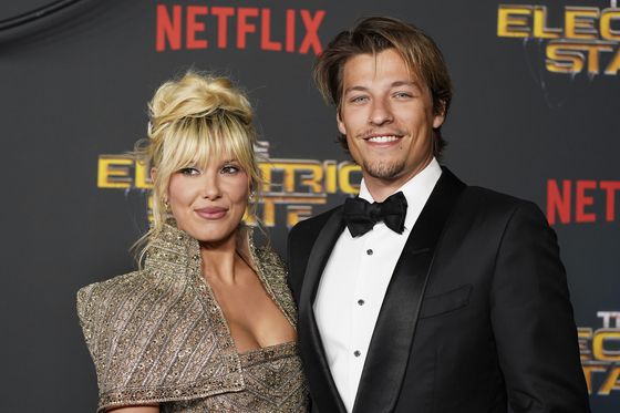 밀리 보비 브라운과 그의 남편 제이크 본지오비. AP=연합뉴스