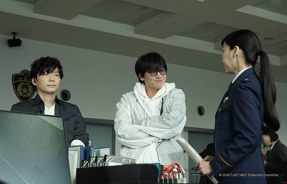 'MIU404'(2020)의 4기동수사대 경찰인 시마 카즈미(왼쪽부터, 호시노 겐), 이부키 아이(아야노 고)와 대장 키쿄 유즈루(아소 쿠미코). 이부키 아이는 특유의 촉으로 '택배 폭발 사고'의 실마리를 풀어간다. 사진 블루라벨픽쳐스