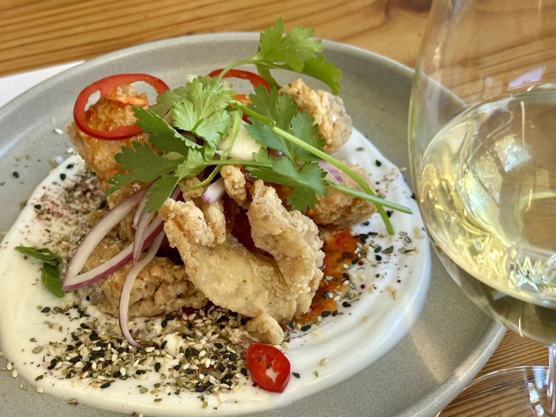 맥라렌 베일의 '위라위라' 와이너리에서 맛본 치킨 요리와 화이트 와인. 최승표 기자