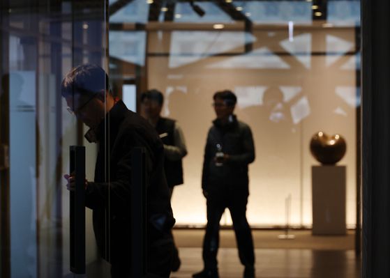 검찰이 '정치 브로커' 명태균 씨가 연루된 여론조사비용 대납 의혹과 관련해 오세훈 서울시장에 대한 강제수사에 나선 20일 서울시청 시장 집무실 앞에 사람들이 오가고 있다. 연합뉴스