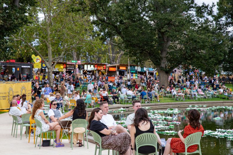프린지는 먹는 재미도 빼놓을 수 없다. 청정한 날씨를 만끽하며 축제를 즐기는 사람들. 최승표 기자