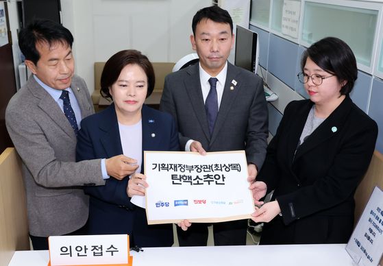 더불어민주당 이재명 대표(왼쪽)와 박찬대 원내대표가 21일 오전 국회에서 열린 최고위원회의에서 대화를 나누고 있다. 임현동 기자